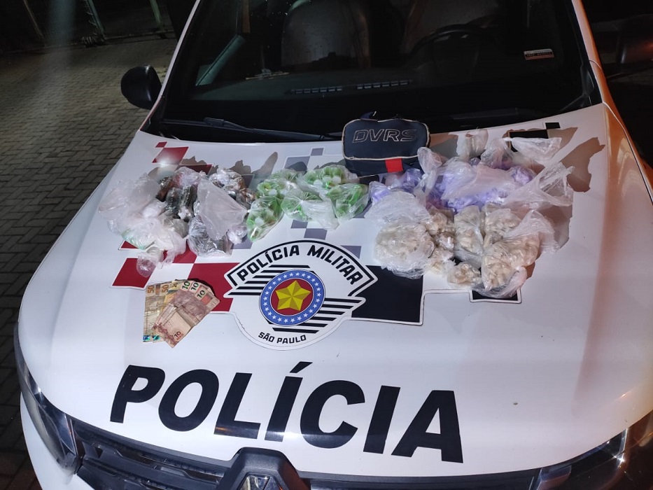 drogas e dinheiro do tráfico sobre o capô de viatura da PM. Polícia Militar prende suspeitos de tráfico de drogas em Ubatuba e São Sebastião