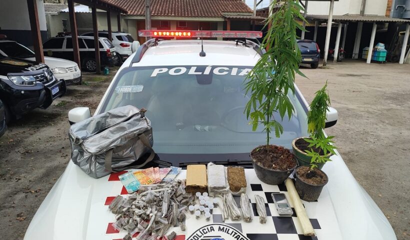 drogas e dinheiro do tráfico sobre o capô de viatura da PM. Polícia Militar prende suspeitos de tráfico de drogas em Ubatuba e São Sebastião