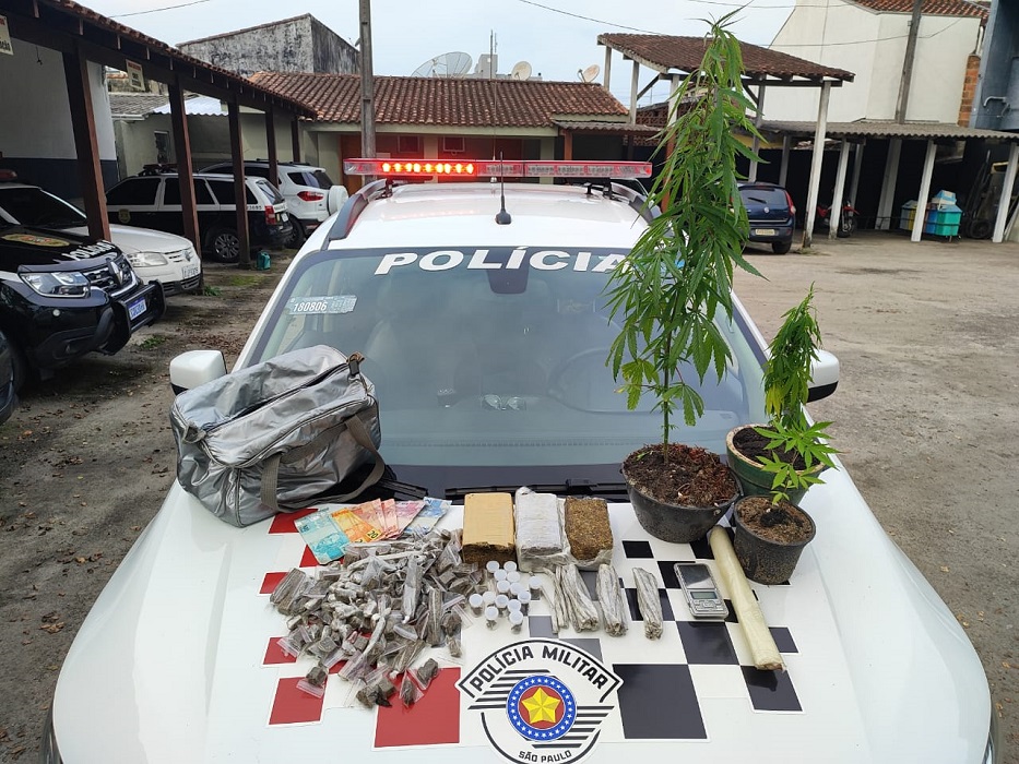 drogas e dinheiro do tráfico sobre o capô de viatura da PM. Polícia Militar prende suspeitos de tráfico de drogas em Ubatuba e São Sebastião