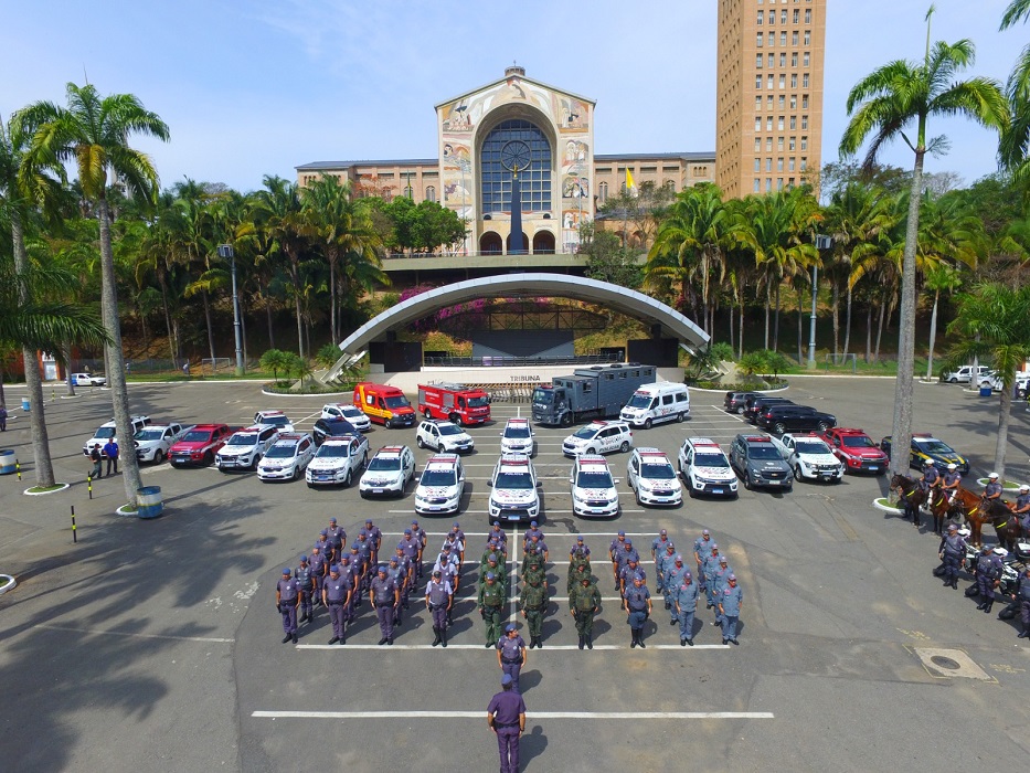 policiais e viaturas da PM e Bombeiros, posicionados em frente à Basílica Nacional de Aparecida. Solenidade em Aparecida marca o início da Operação Romeiro 2023