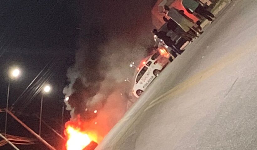 Carro pega fogo após bater enquanto fugia da PM