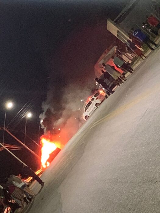 Carro pega fogo após bater enquanto fugia da PM