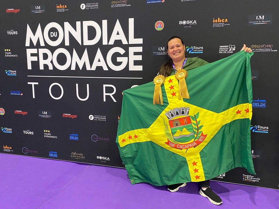 Camila Almeida, da Estância Silvânia, comemora medalhas de ouro no Mundial de Queijos, na França