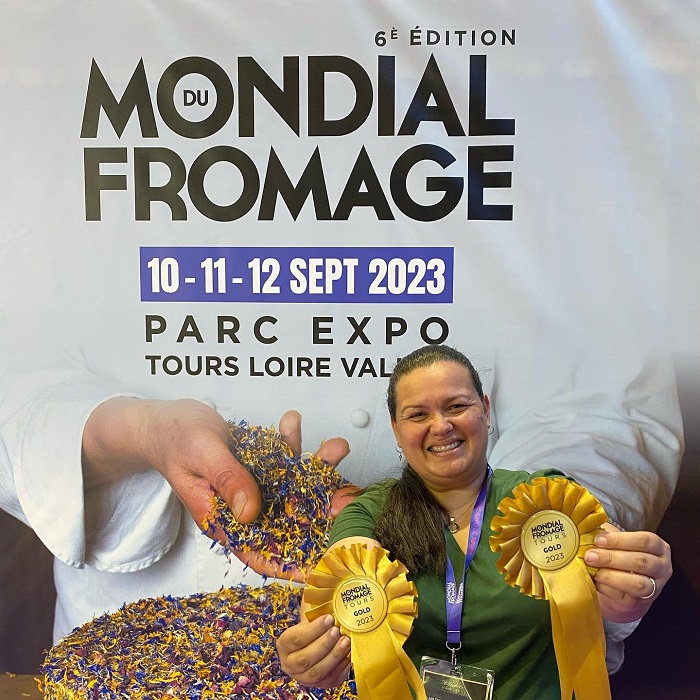 Camila Almeida, da Estância Silvânia, comemora medalhas de ouro no Mundial de Queijos, na França