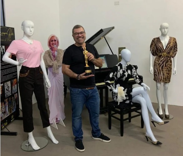 Marcello Camargo com itens do acervo pessoal de Hebe Camargo, mo Msitau, em taubaté