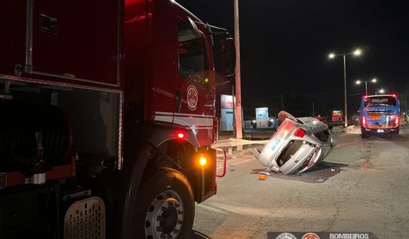 Três pessoas ficam feridas após capotamento na Rio-Santos