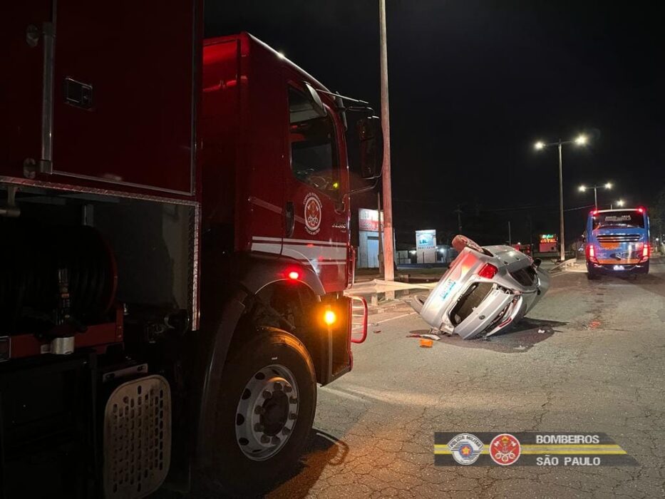 Três pessoas ficam feridas após capotamento na Rio-Santos