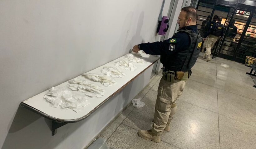 Dois homens são presos transportando drogas na Dutra
