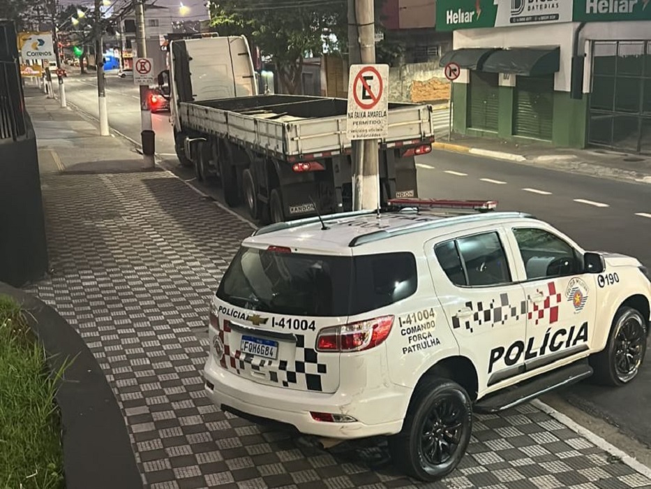 Homem é preso por roubar caminhão e manter motorista refém