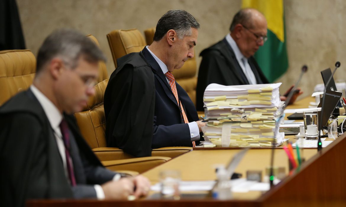 Ministros do STF André Mendonça, Luís Roberto Barroso e Gilmar Mendes. STF julgará descriminalização do aborto no plenário presencial