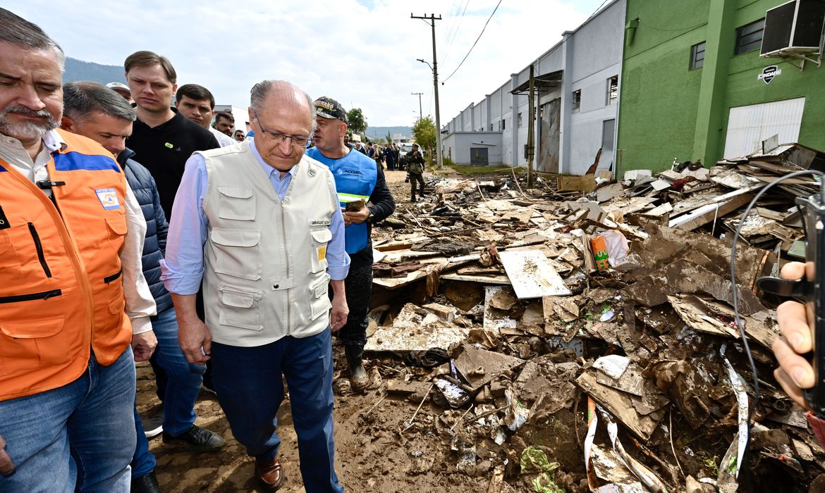Geraldo Alckmin, visita áreas destruídas pelas chuvas no Rio Grande do Sul e anuncia medidas de ajuda