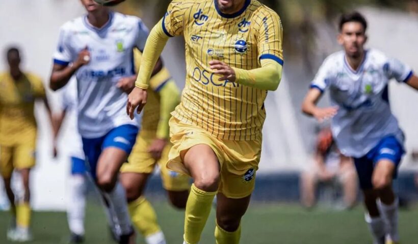 Atacante Charles em ação contra o EC Santo André, na última rodada da primeira fase da Copa Paulista