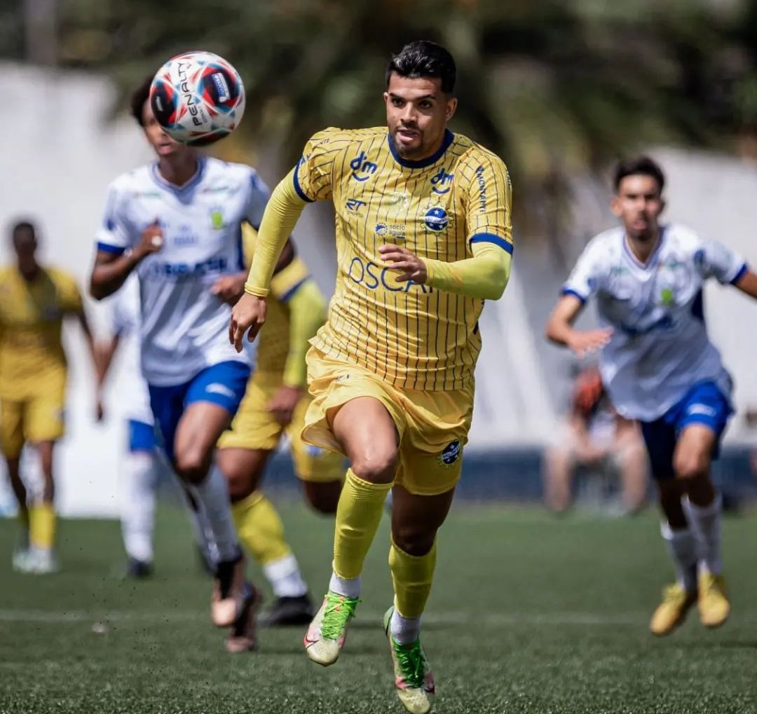Atacante Charles em ação contra o EC Santo André, na última rodada da primeira fase da Copa Paulista
