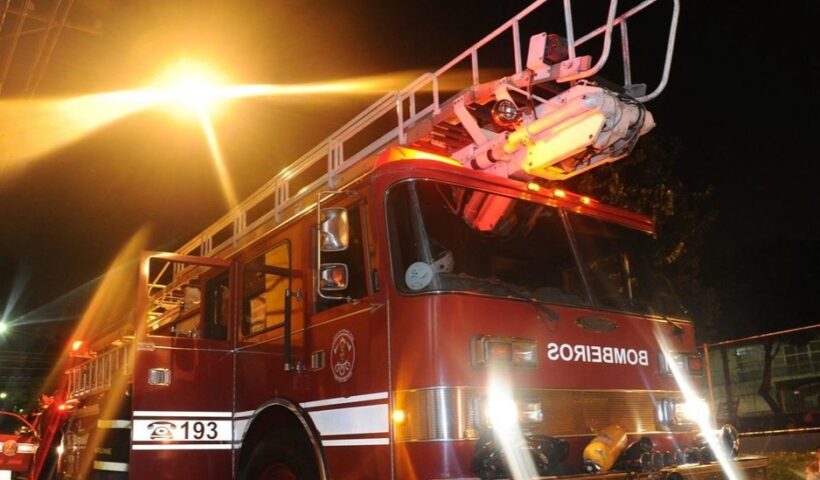 Viatura do corpo de bombeiros. Sete carros foram destruídos em incêndio em oficina de São José dos Campos