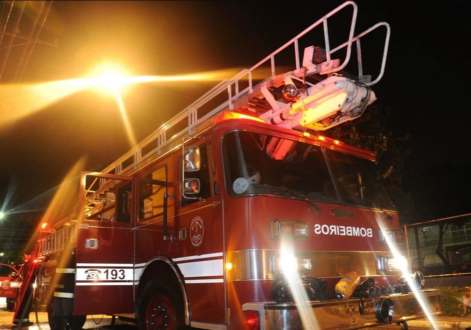Viatura do corpo de bombeiros. Sete carros foram destruídos em incêndio em oficina de São José dos Campos