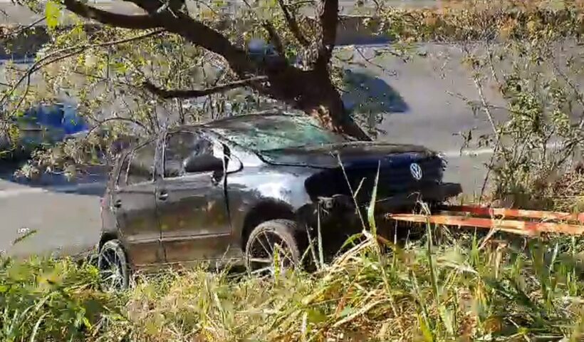 Veículo preso em ribanceira na via dutra em sjc