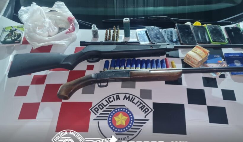 Homens são presos por porte ilegal de armas, drogas e munições