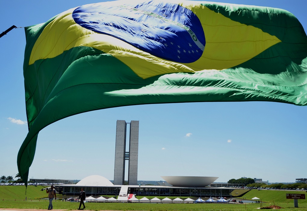 Bandeira do Brasil com o o Congresso Nacional visto ao fundo. Brava gente brasileira