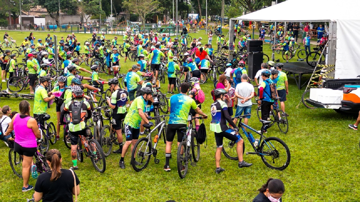 Ciclistas se preparando para passeio em parque de SJC. Inscrições para 2º Passeio Ciclístico Urbam 50 anos estão abertas