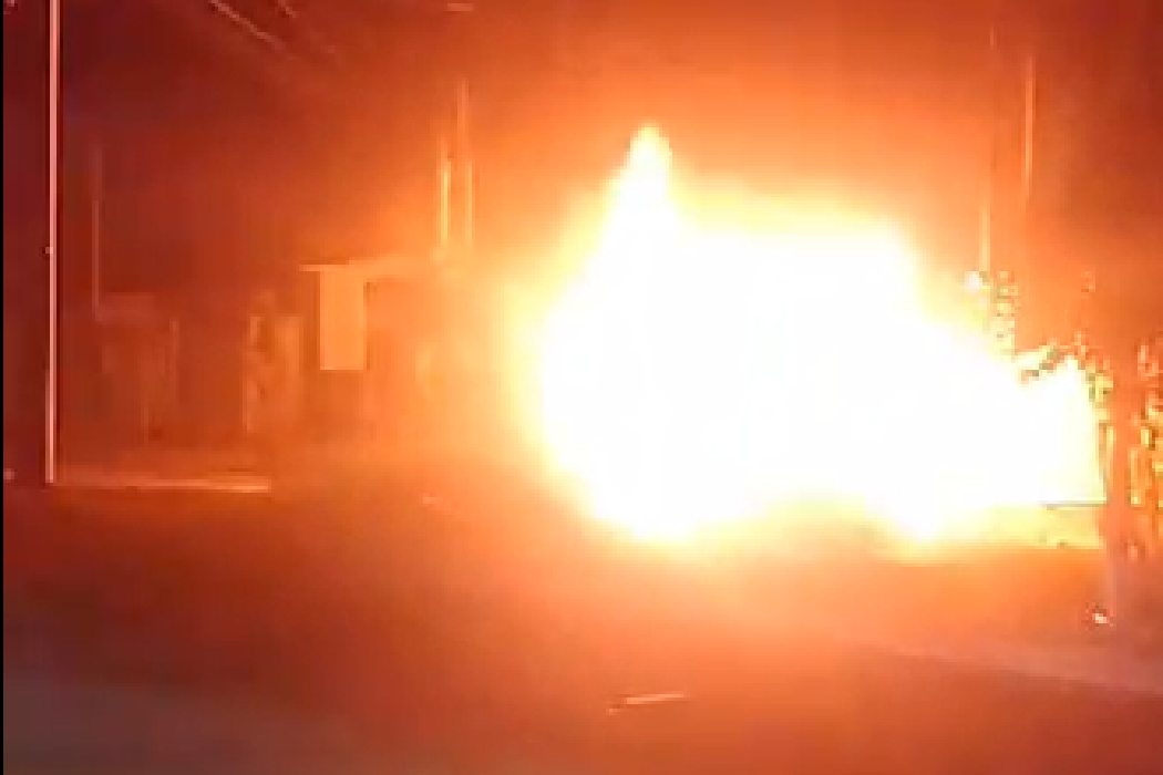 Carro é destruído por fogo no Morumbi, em São José dos Campos