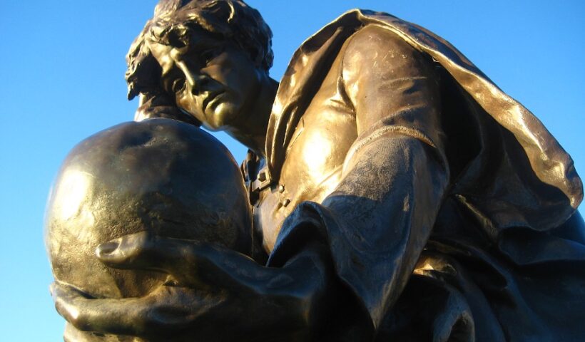 Estátua de Hamlet segurando o crânio de York. Ser ou não ser