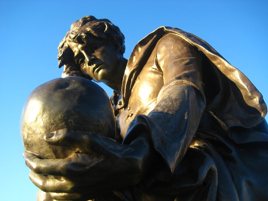 Estátua de Hamlet segurando o crânio de York. Ser ou não ser