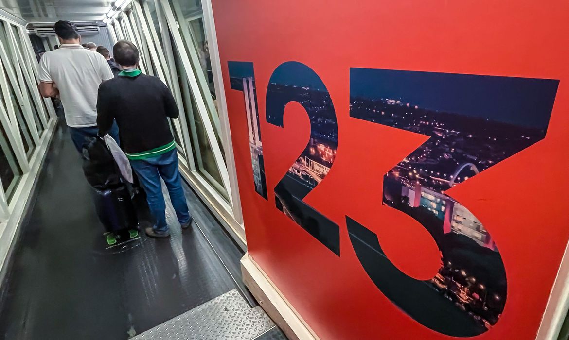 Propaganda da empresa 123 Milhas, no Aeroporto Internacional Presidente Juscelino Kubitschek (DF). Donos da 123 Milhas deverão comparecer à CPI das Pirâmides Financeiras na quarta-feira (6)