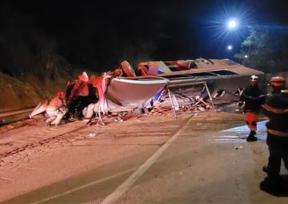 Foto de ônibus destruído após acidente. Motorista do ônibus que tombou com torcedores do Corinthians recebe alta