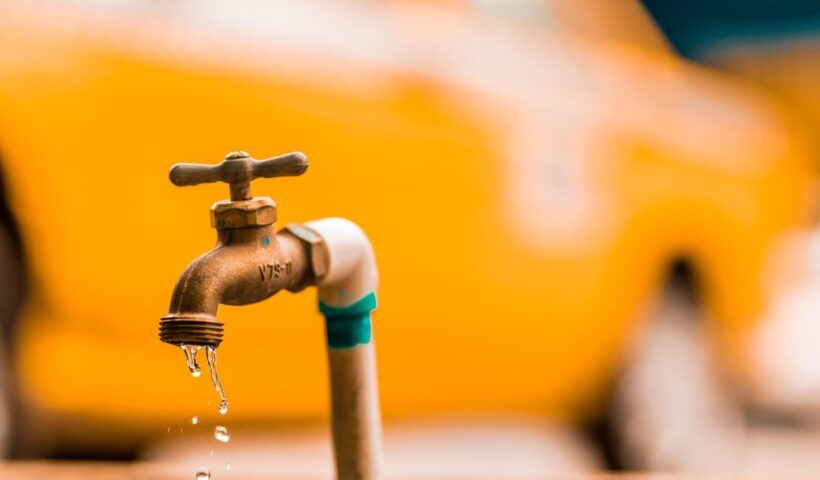 Torneira pingando. Sabesp normaliza parcialmente fornecimento de água em SJC; prefeito Anderson criticou a empresa: "inadmissível"