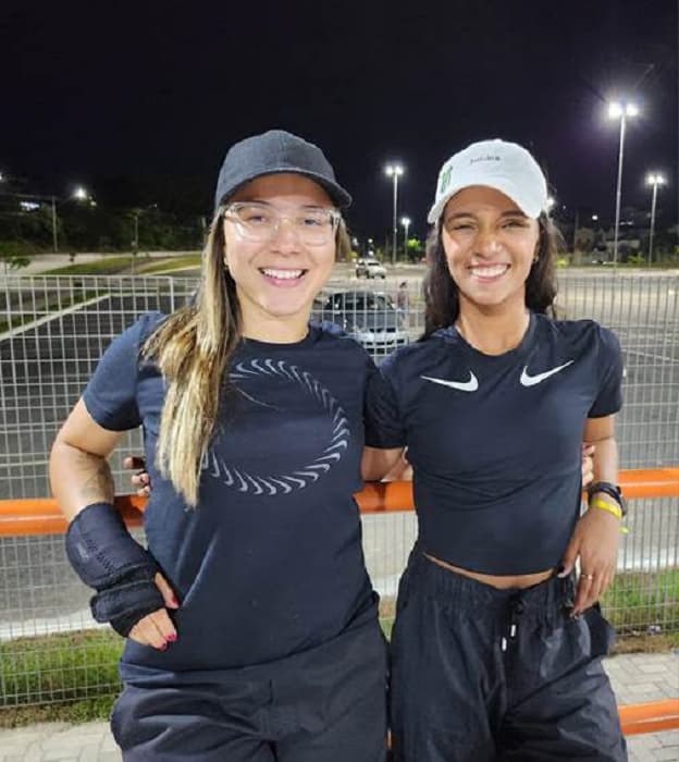 Rayssa Leal e Pâmela Rosa em treinamento na pista de skate da Farma Conde Arena