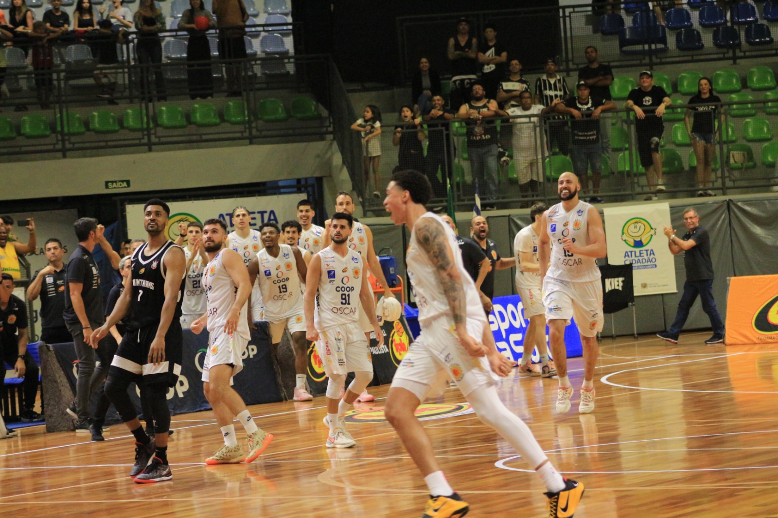 Jogadores do São José Basketball comemoram vitória sobre o Corinthians no Teatrão