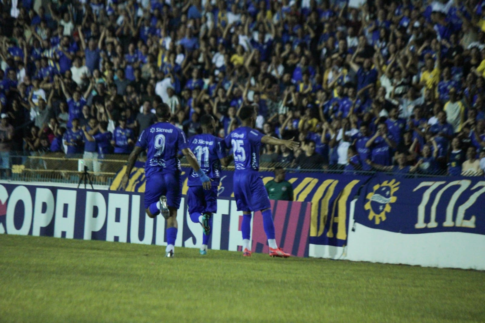 Jogadores do São José EC comemoram classificação para a semifinal da Copa Paulista. Foto: Rodrigo Lopes