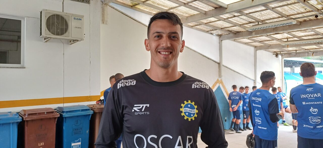 Goleiro Pablo antes de treinamento na manhã desta terça-feira (5) no Martins Pereira