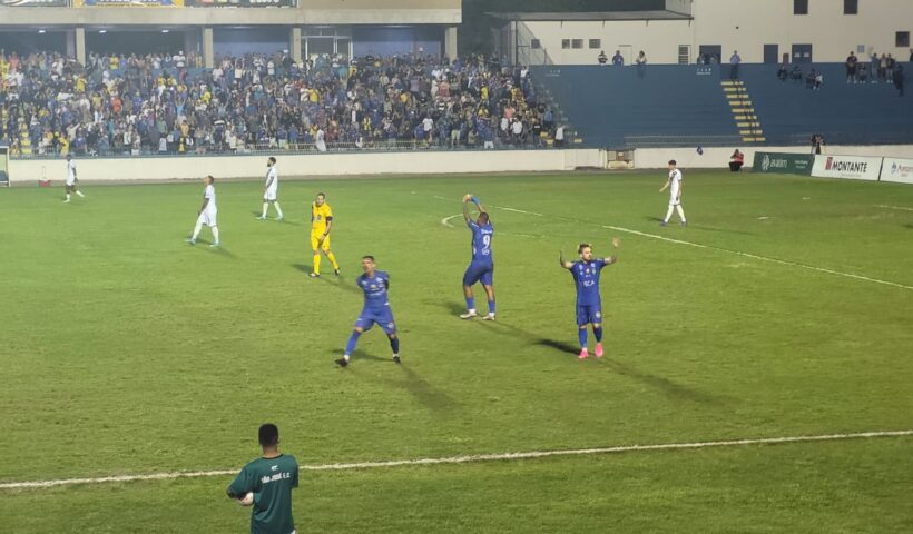 Jogadores do São José EC comememoram vitória sobre o Grêmio Prudente no Martins Pereira