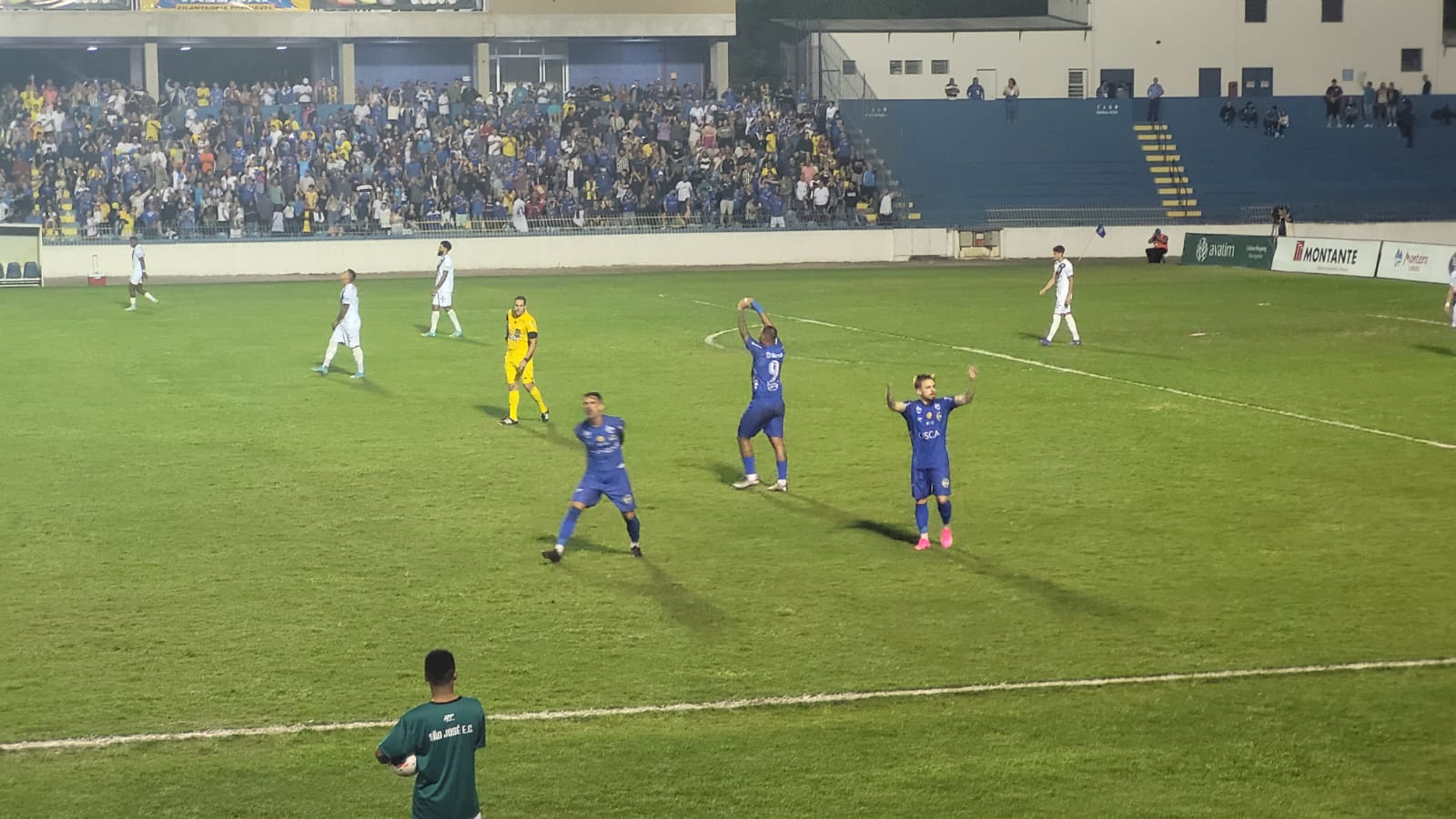 Jogadores do São José EC comememoram vitória sobre o Grêmio Prudente no Martins Pereira