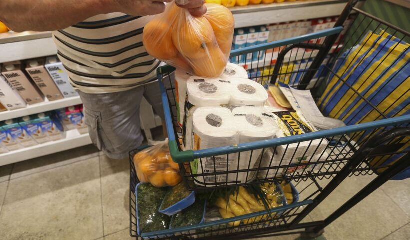 Alimentos e bebidas aliviam inflação para os mais pobres