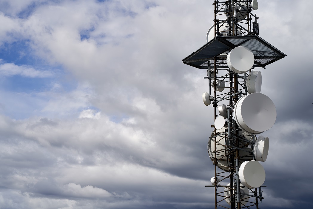Torres de telecomunicações 5G contra o fundo do céu nublado.. Jacareí e Pindamonhangaba estão entre as 10 cidades paulistas mais preparadas para receber a internet 5G, diz estudo