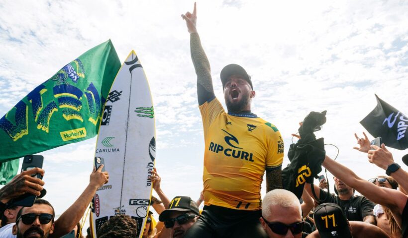 Filipe Toledo comemora bicampeonato da WSL em Lower Trestles (EUA). Foto: Thiago Diz/World Surf League