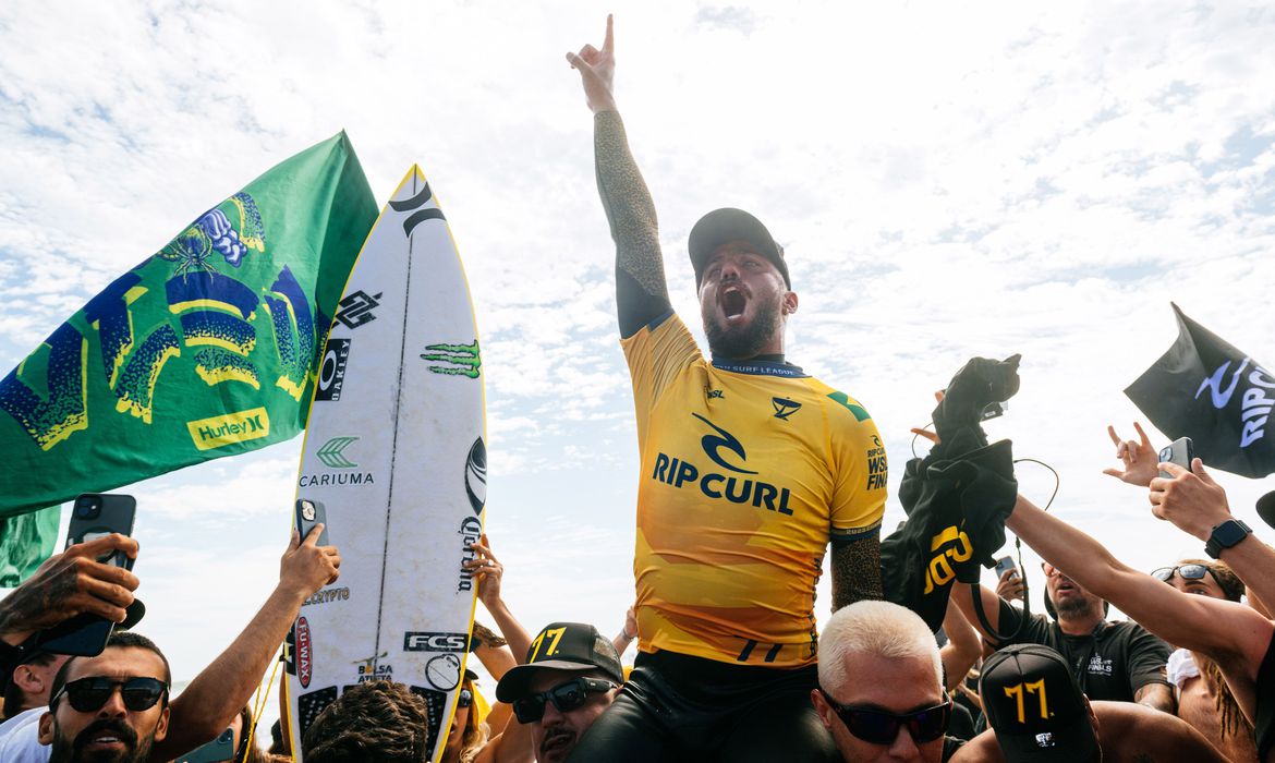 Filipe Toledo comemora bicampeonato da WSL em Lower Trestles (EUA).
