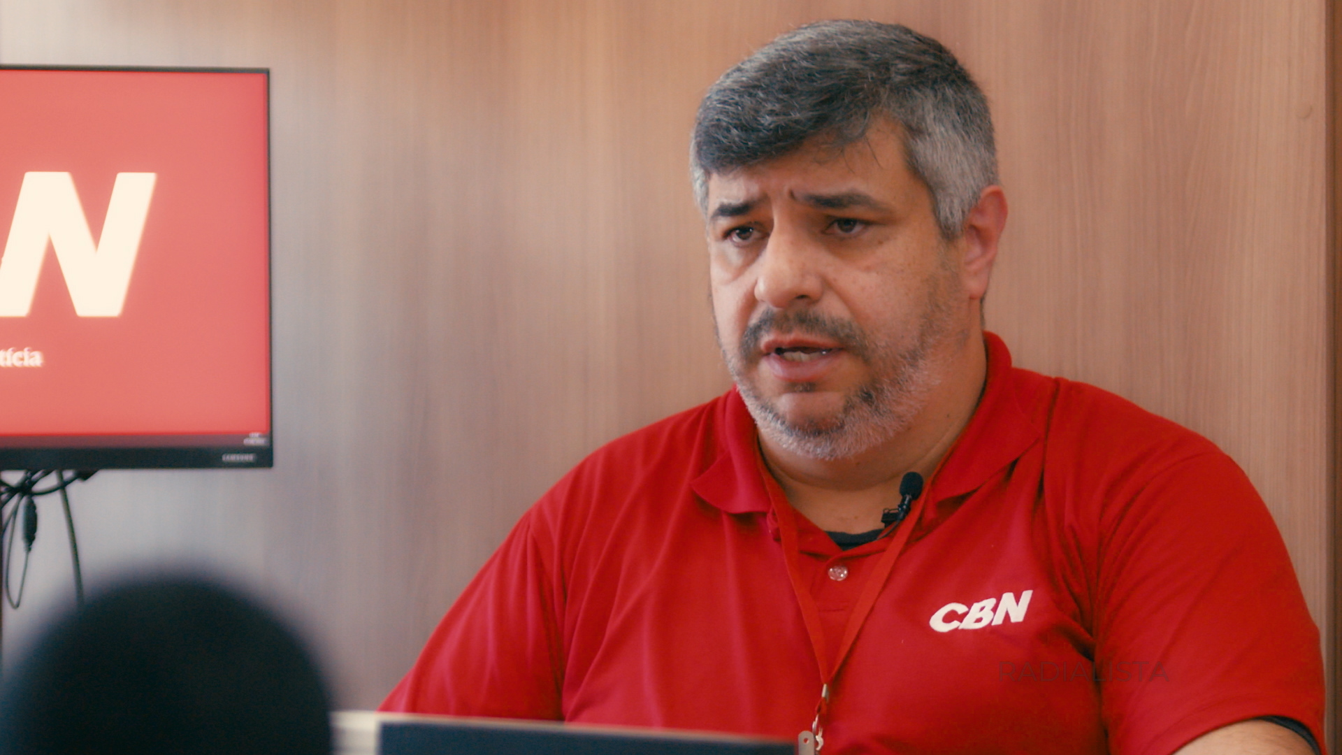 Jornalista Edney Santos, da equipe CBN Vale Esportes, também aparece nas gravações do documentário