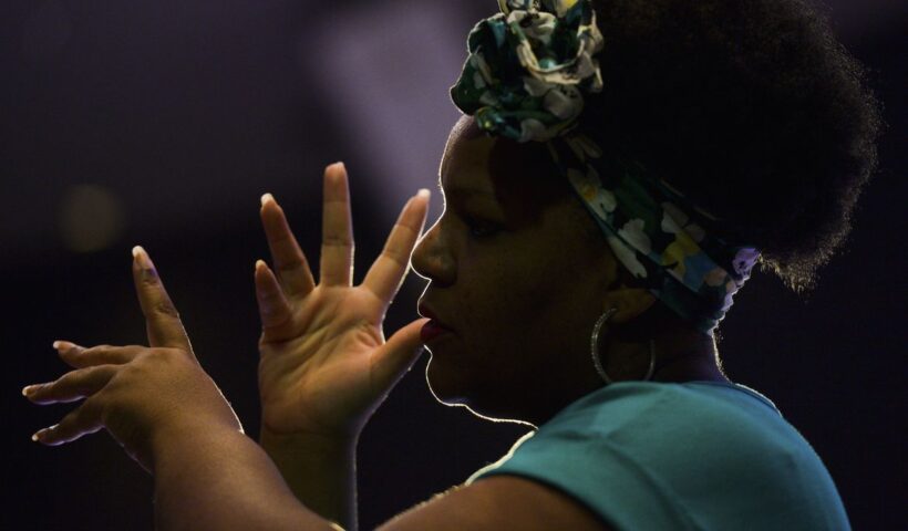 Brasília - A tradutora de Libras, Tatiane Elisabeth participa do quinto dia de debates, oficinas, literatura, no 9º Festival Latinidades. Governo de São Paulo abre inscrições para curso online de Libras