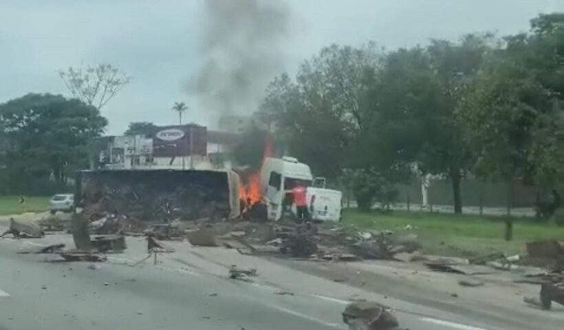 Carreta tomba e pega fogo na Via Dutra, em Taubaté