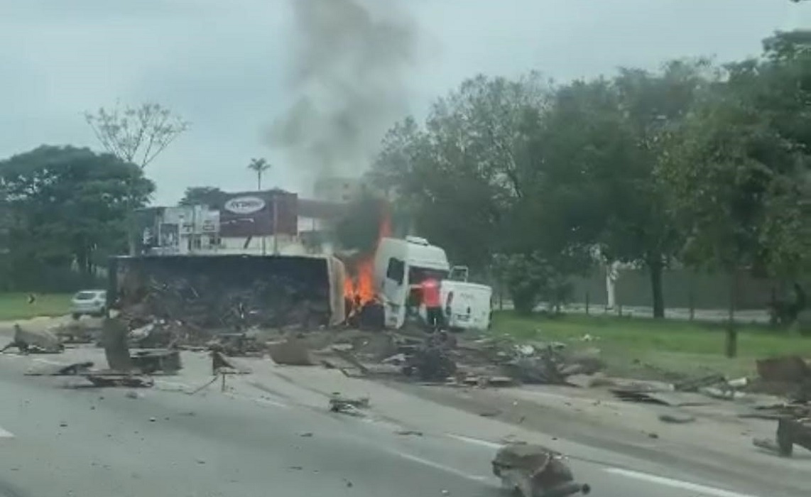 Carreta tomba e pega fogo na Via Dutra, em Taubaté