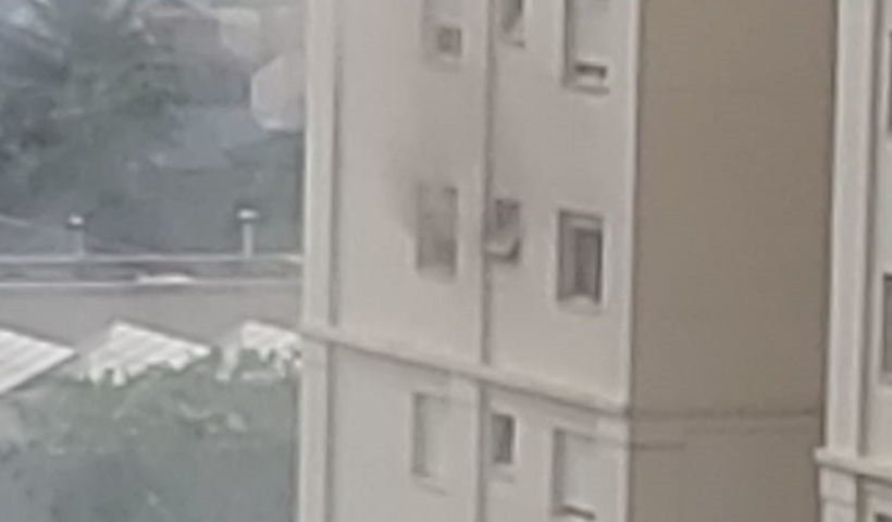 Mulheres são resgatadas de apartamento em chamas