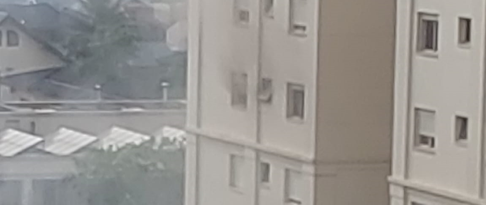 Mulheres são resgatadas de apartamento em chamas