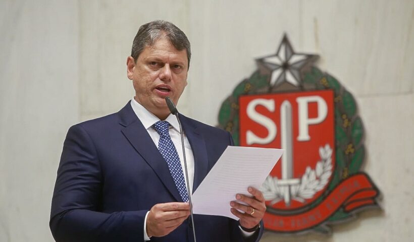 Governador Tarcísio que chega a São Sebastião para mutirão de serviços do Estado