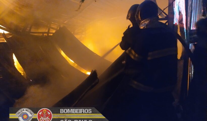 Fábrica de vidros pega fogo em Aparecida