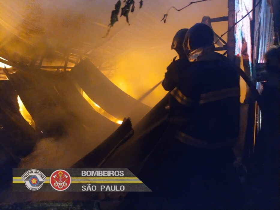 Fábrica de vidros pega fogo em Aparecida