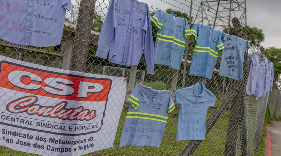 Camisas de funcionários da GM penduradas em cerca da fábrida de SJC. GM demitiu 800 funcionários em São José, diz sindicato