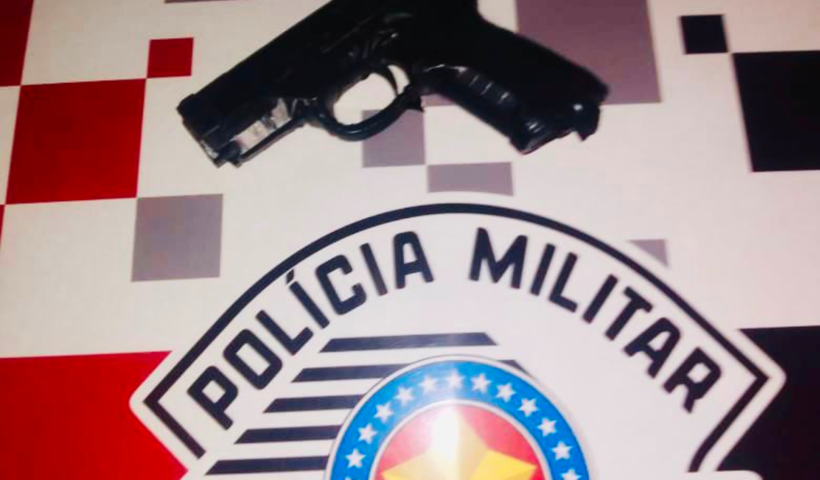 Homem é preso por ameaçar ex-esposa com simulacro de arma